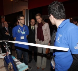 Doña Elena a su paso por el stand de la Universidad Politécnica de Madrid